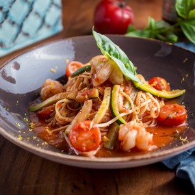 Лингвини с томатами и креветками