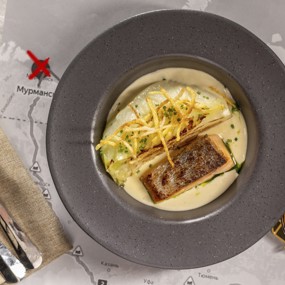 Лосось с капустой и соусом из устриц