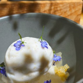 Маринованная дыня с мороженым из дыни с ромашкой