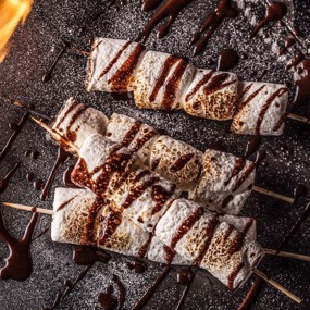 Маршмеллоу на гриле с шоколадным соусом