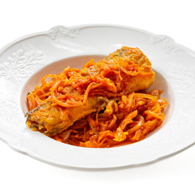 Минтай на сковороде с луком и морковью