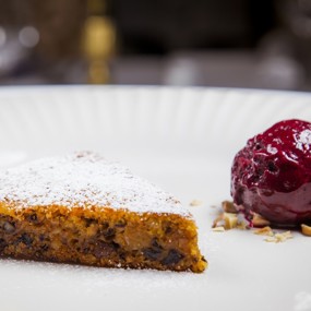 Морковно-апельсиновый пирог с сорбетом из черной смородины