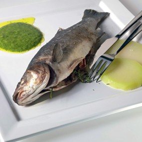 Морской окунь с виноградом, чесноком, луком и лимоном