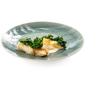 Мурманская треска с хумусом из корнеплодов