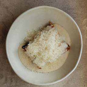 Мясная лазанья с соусом бешамель и цедрой апельсина