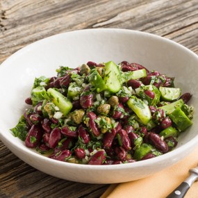 Очень простой салат с фасолью