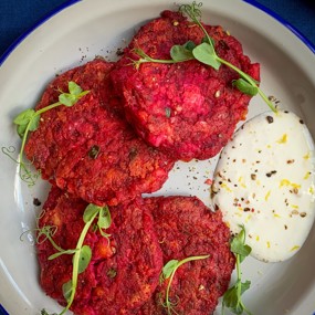 Оладьи из красной рыбы и свеклы с йогуртом с хреном