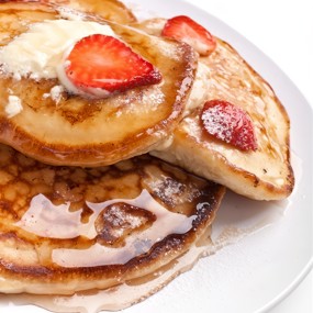 Оладьи по-американски с клубникой и бананами