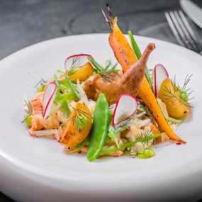 Оливье с перепелкой и раковыми шейками