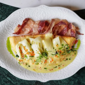 Омлет с томатами, говяжьим беконом и спаржей