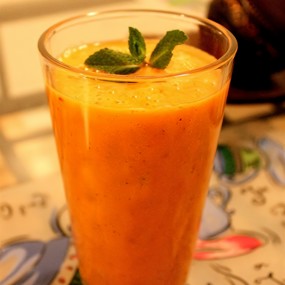 Оранжевый смузи с бананами