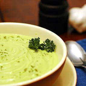 Овощной суп с сельдереем и авокадо