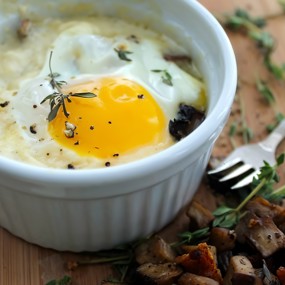 Печеная яичница с пармезаном и прованскими травами