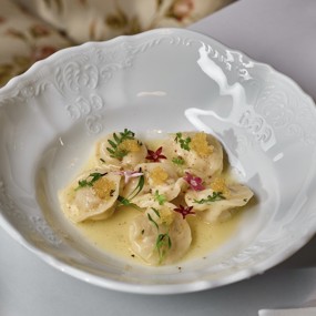 Пельмени из щуки с щучьей икрой в сливочном соусе