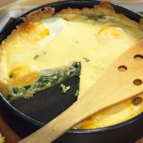 Открытый пирог с луком и яйцом