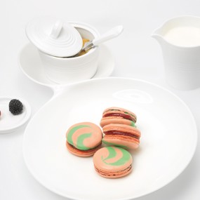 Пирожное макарон с малиной и анисом