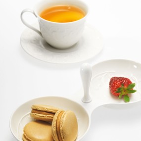 Пирожное макарон с соленой карамелью