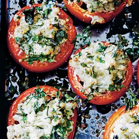 Помидоры фаршированные пшеницей, травами и козьим сыром