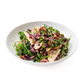 Постный салат из полбы с яблоком и красной капустой