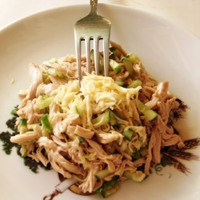 Простой салат с курицей и огурцами