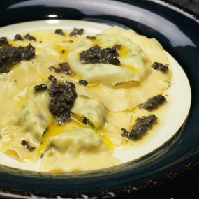Равиоли с перепелиными яйцами и трюфельным маслом
