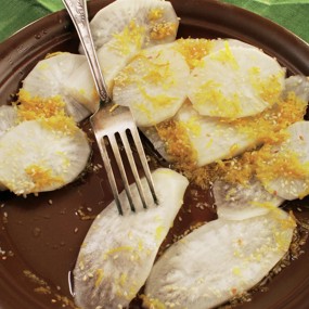 Редька дайкон, маринованная в лимонной цедре