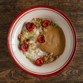 Рисовая каша с черешней и муссом из капучино