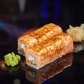 Ролл «Филадельфия» в карамели с красной икрой