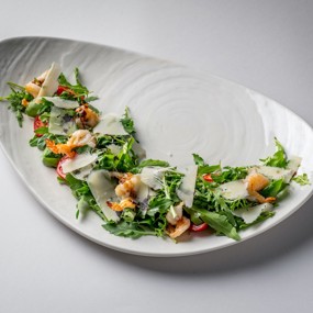 Рукола с жареными креветками