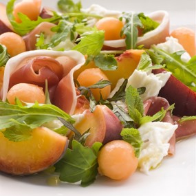 Рулет из пармской ветчины с дыней