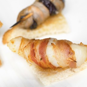 Рулеты из гребешков и чернослива