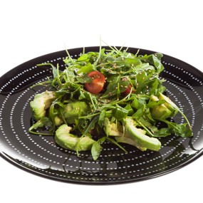 Салат из авокадо с руколой и кунжутом