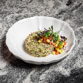 Салат из киноа и авокадо