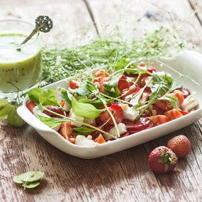 Салат из клубники и черри