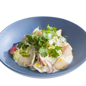 Салат из нектаринов с айсбергом и соусом из голубого сыра