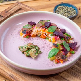 Салат из печеных овощей с соленьями и грибами