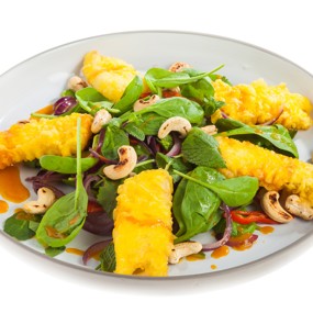 Салат из шпината с рыбой и облепиховым соусом