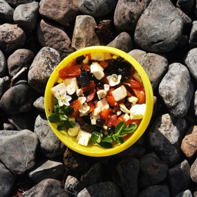 Салат из сухофруктов, феты и ягод