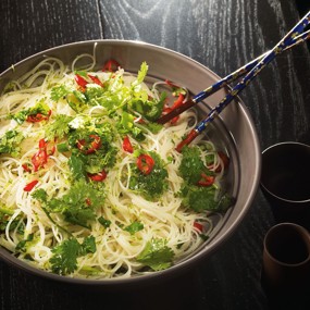 Салат из тонкой рисовой лапши, острого перца и кинзы