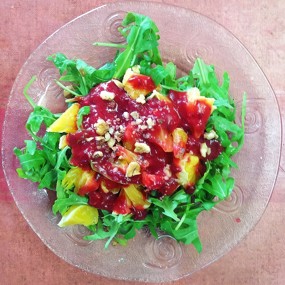 Салат с апельсином и рукколой с клюквенной заправкой