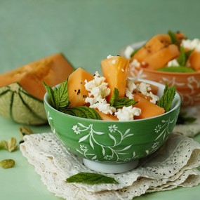 Салат с дыней, фетой и красным луком