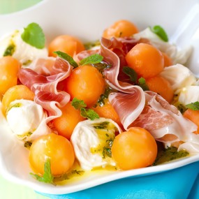 Салат с дыней, прошутто, козьим сыром и кедровыми орешками