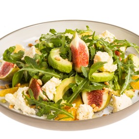 Салат с инжиром, авокадо и фермерским сыром