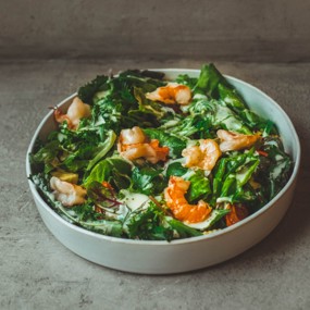 Салат с креветками, кукурузой и салатом чука