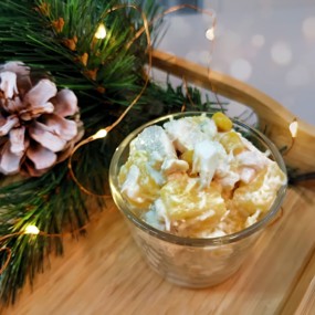 Салат с курицей, сыром и ананасами