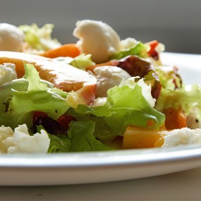 Салат с прошутто, персиками, рикоттой и латуком