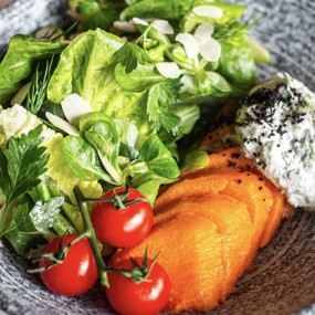 Салат с запеченным бататом и дзадзыки