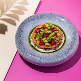 Салат табуле из амаранта с лососем и соусом дзаздики