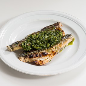 Скумбрия на мангале с зеленым соусом