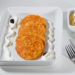 Сладкие картофельные оладьи с яблочным соусом